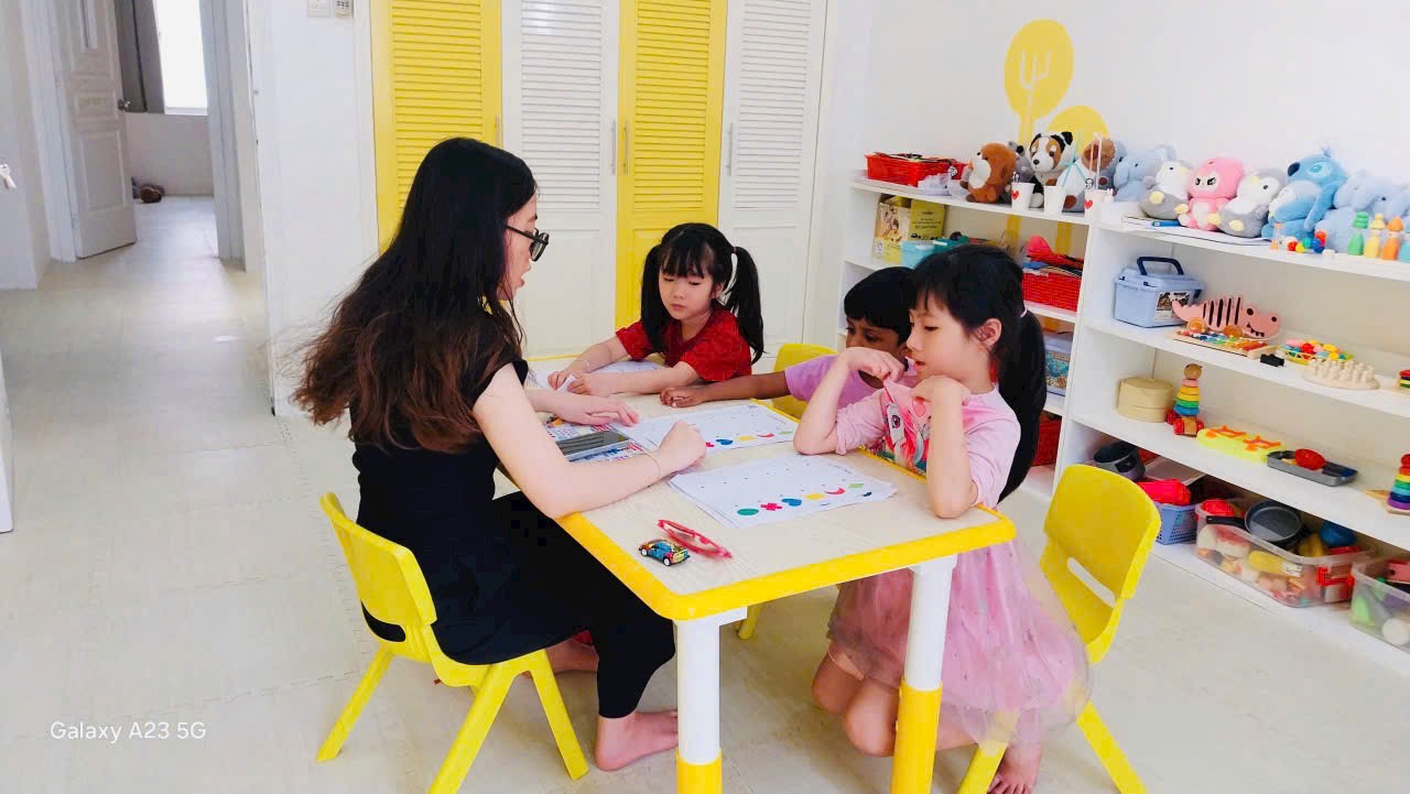 Cô và trò cùng học bảng màu